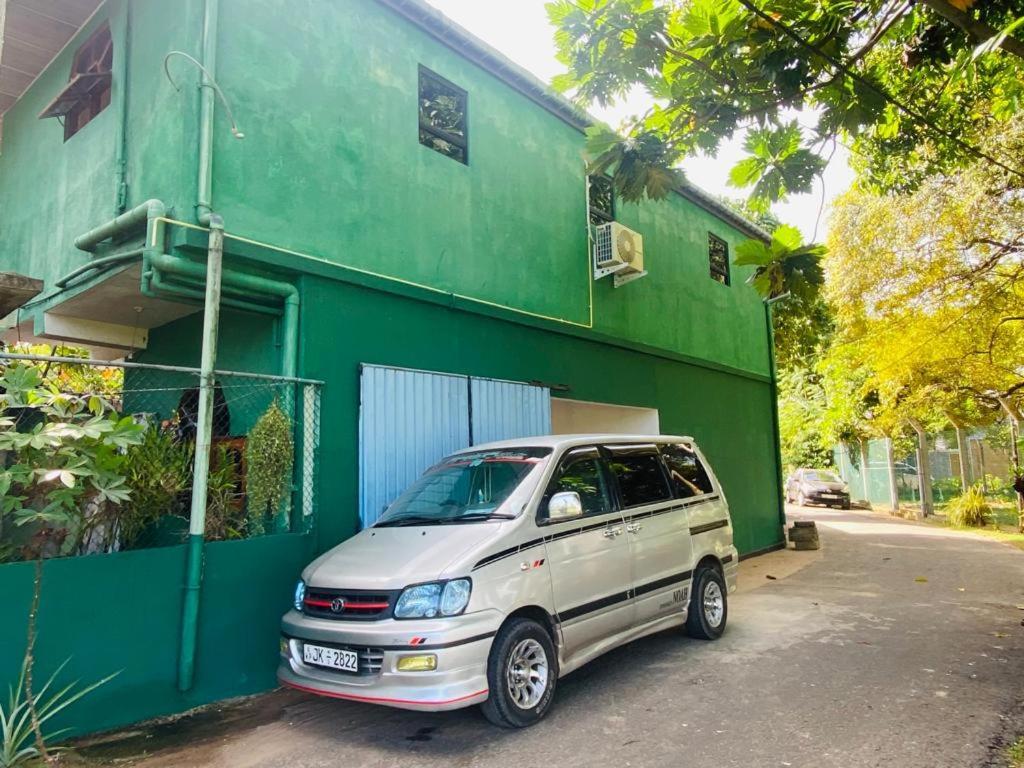 Antonio Transit Katunayake Exterior photo