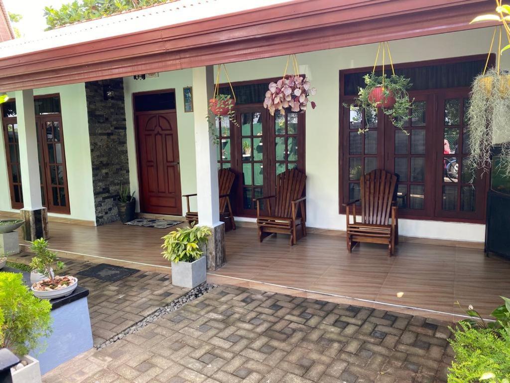 Antonio Transit Katunayake Exterior photo