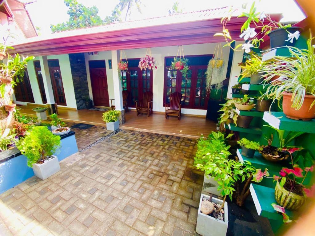 Antonio Transit Katunayake Exterior photo