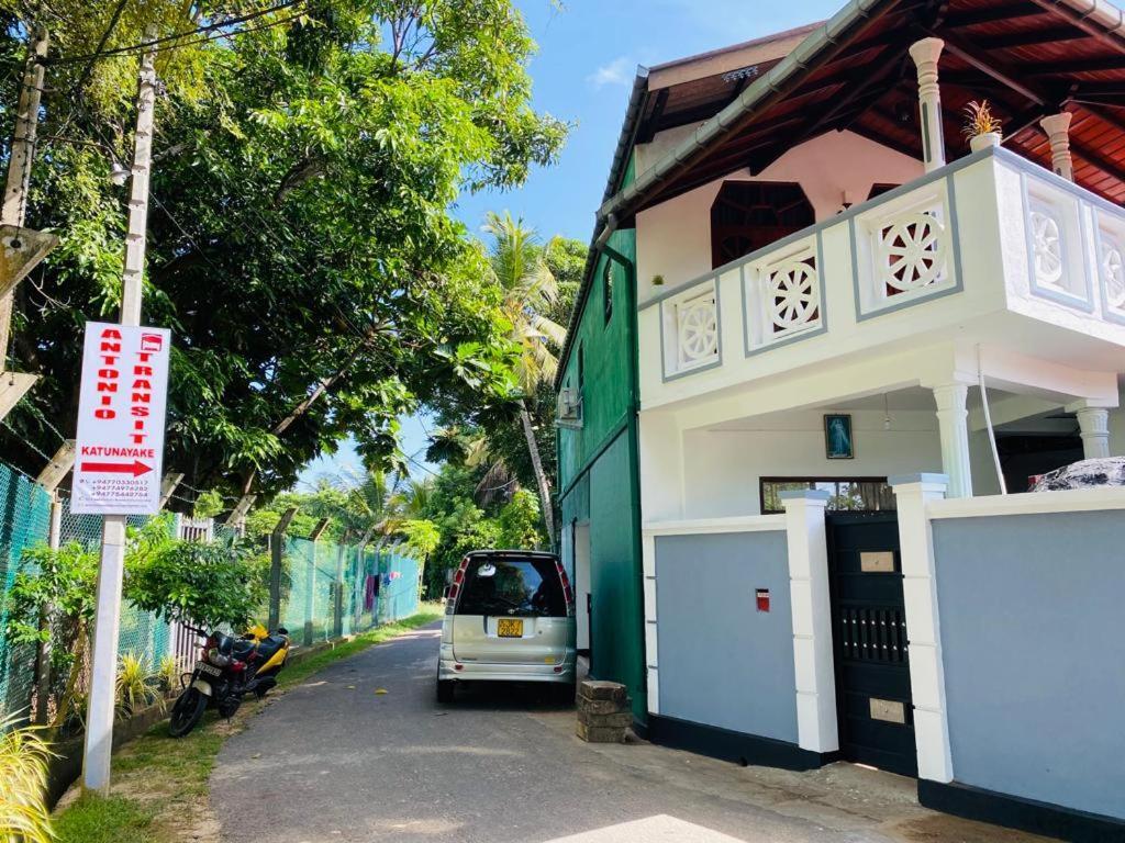 Antonio Transit Katunayake Exterior photo